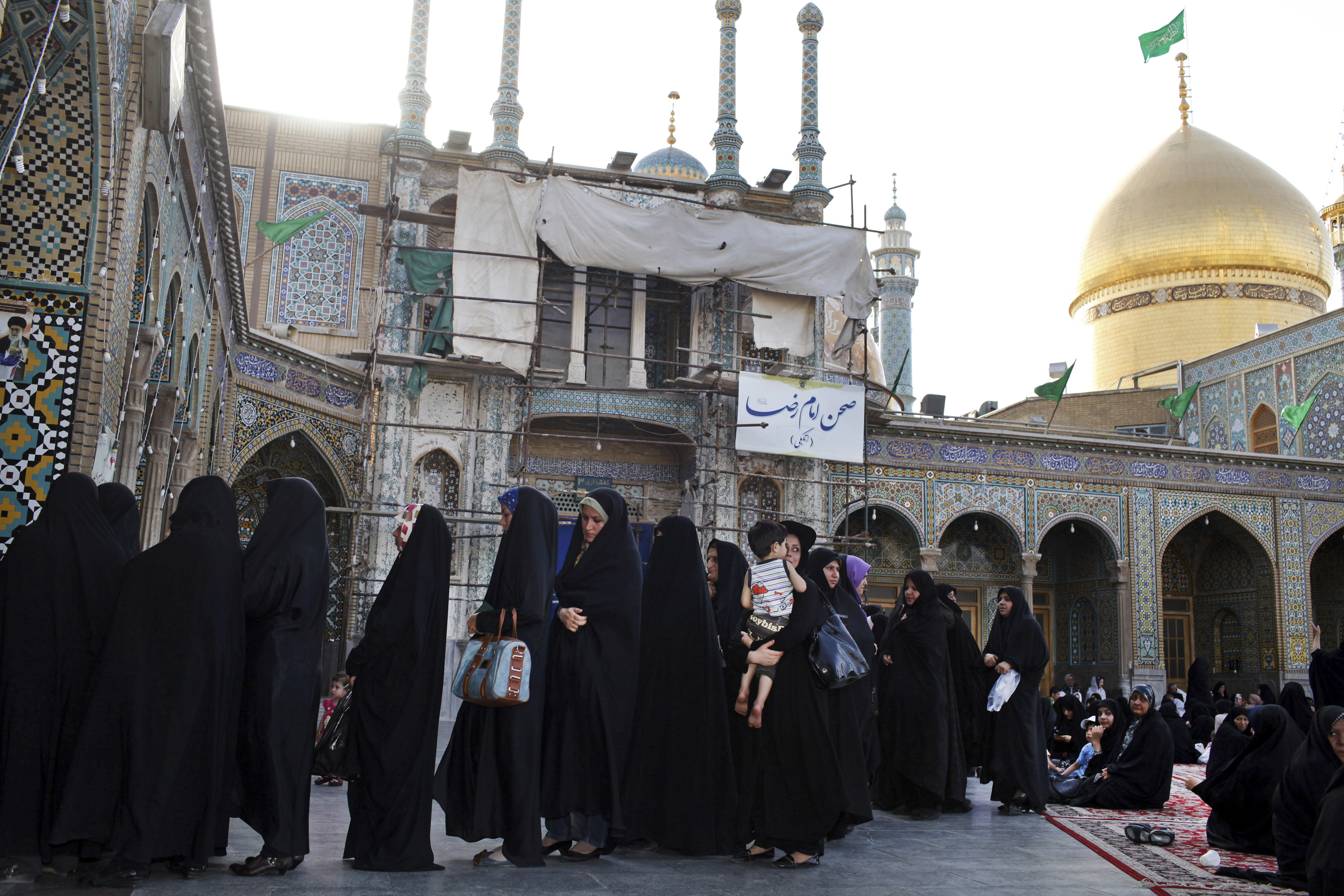 Προηγείται ο μετριοπαθής κληρικός Ροχανί στις εκλογές στο Ιράν